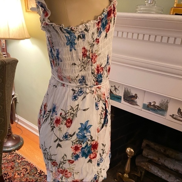 LILY Rose gauzy romper with smocked bodice and side pockets. Adorable for summer - Picture 3 of 4